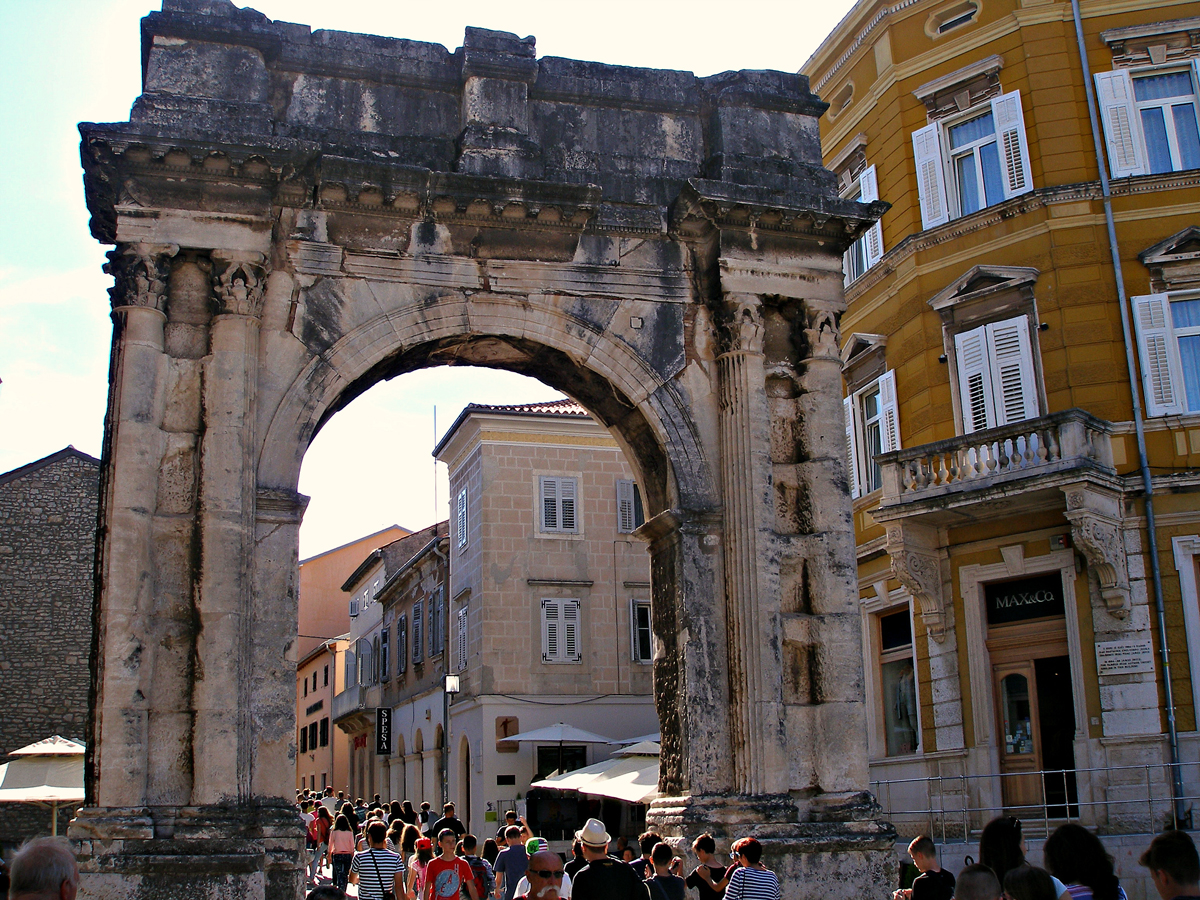 Photo of the Sergiev Triumphal Arch in Pula Triumphal Arch of St. Sergius