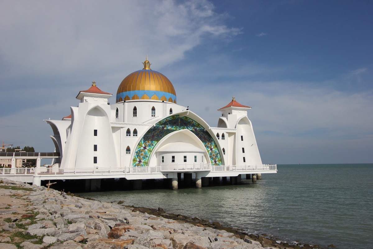 Photo of the Masjid Selat mosque on the artificial bank Masjid Selat Floating Mosque