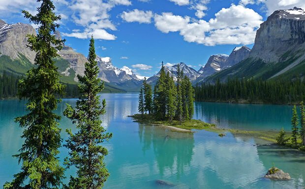 Peyto Lake-water turquoise among the rocks