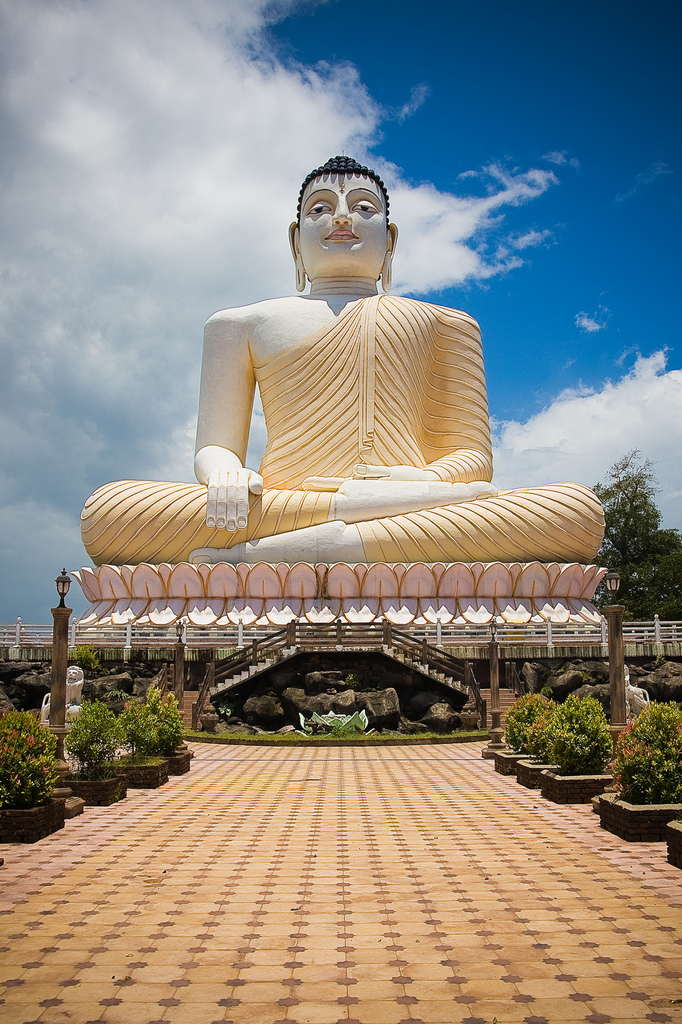 Alutgama Kanda Vihara Buddha Statue Photo: statue of the seated Buddha in one of the temples of Bentota