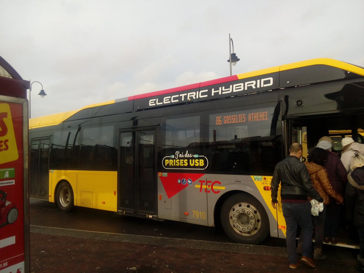 Photo of passengers boarding a commuter bus to Brussels Commuter bus to Brussels