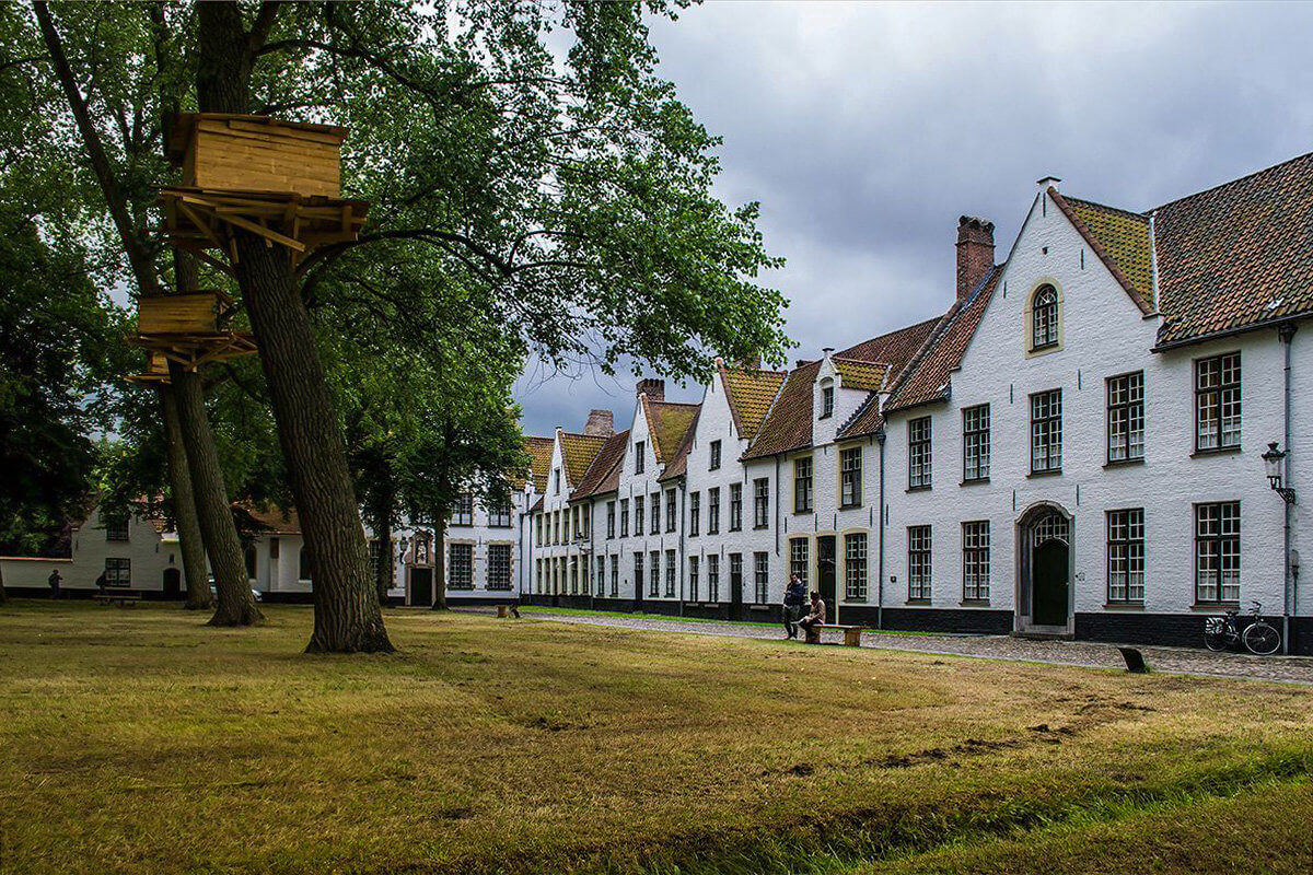 Photos of white houses on the territory of the Beguinage Beguinage in Bruges