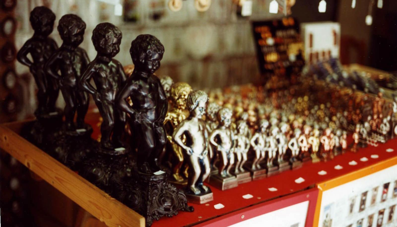 Brussels pissing boy in miniature uniform Figurines of a pissing boy