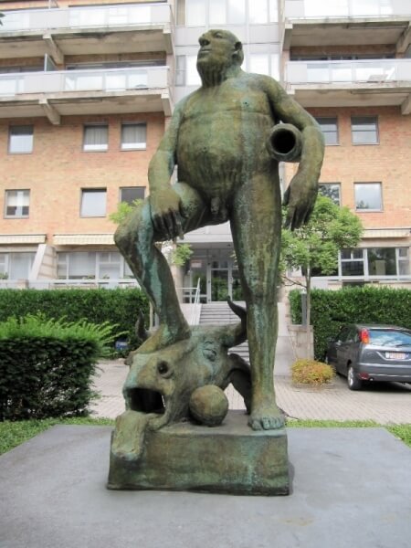 Cow Shooter statue depicts a man who killed a cow Sculpture "Arrow of cows"