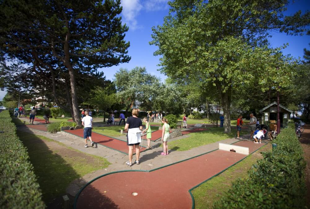 People playing mini golf in Leopoldpark Leopoldpark City Park