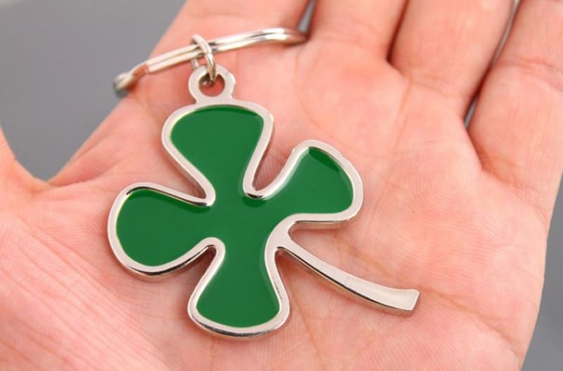 Photo of a clover keychain in the hand Key chain in the form of a clover