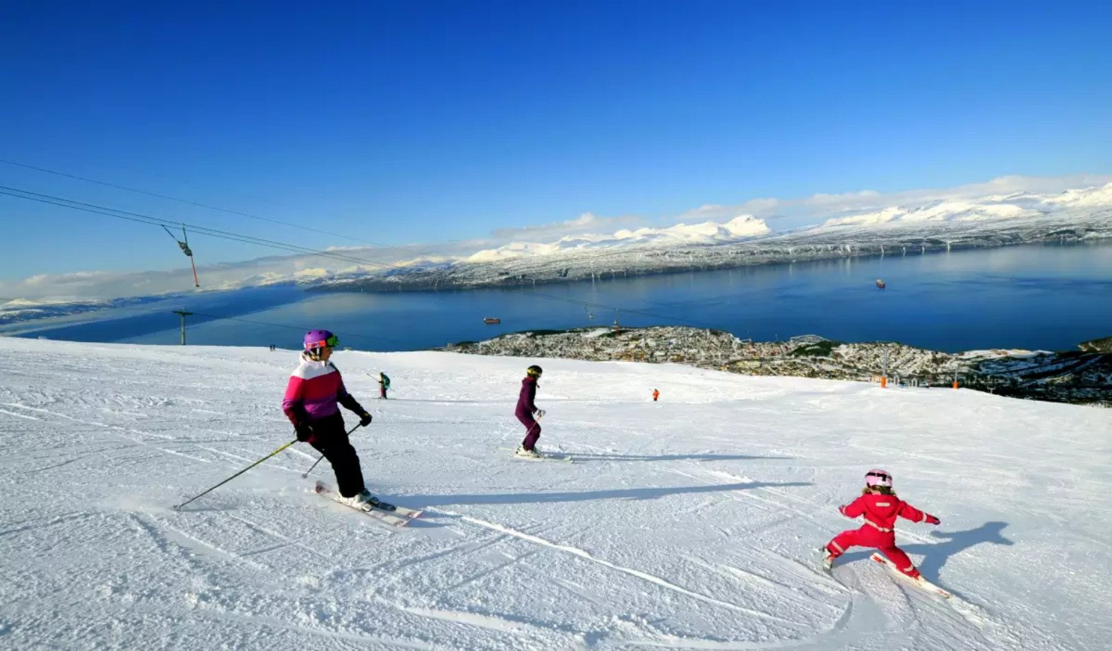 People are skiing at the Narvikfjell ski resort Photo: Alpine skiing in Narvik