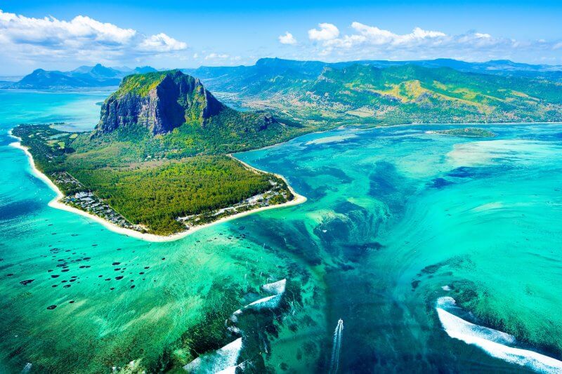 Underwater waterfall
