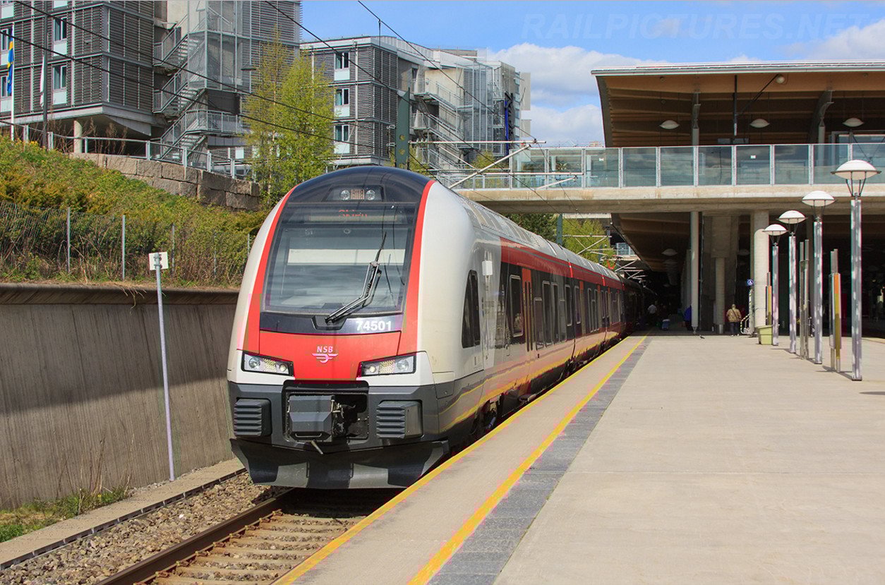 Train R10 at the station in Oslo Oslo-Lillehammer Train