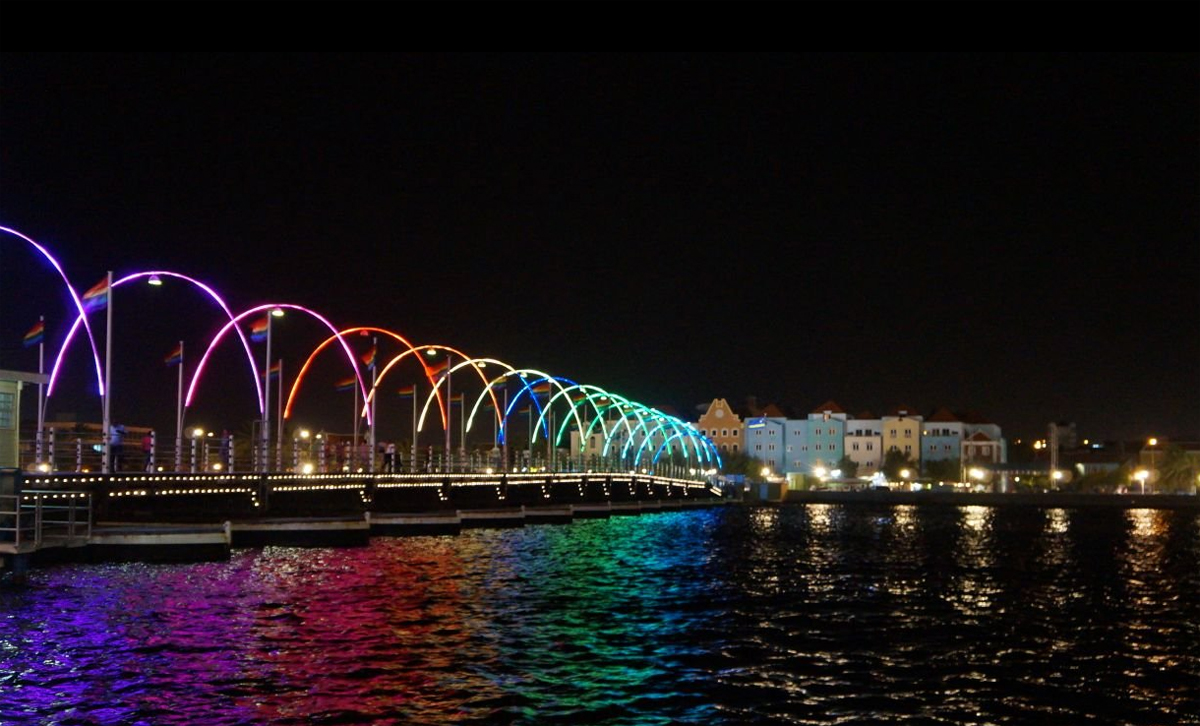 Photos of the Queen Emma Night Bridge Beautiful night lighting Queen Emma Bridge