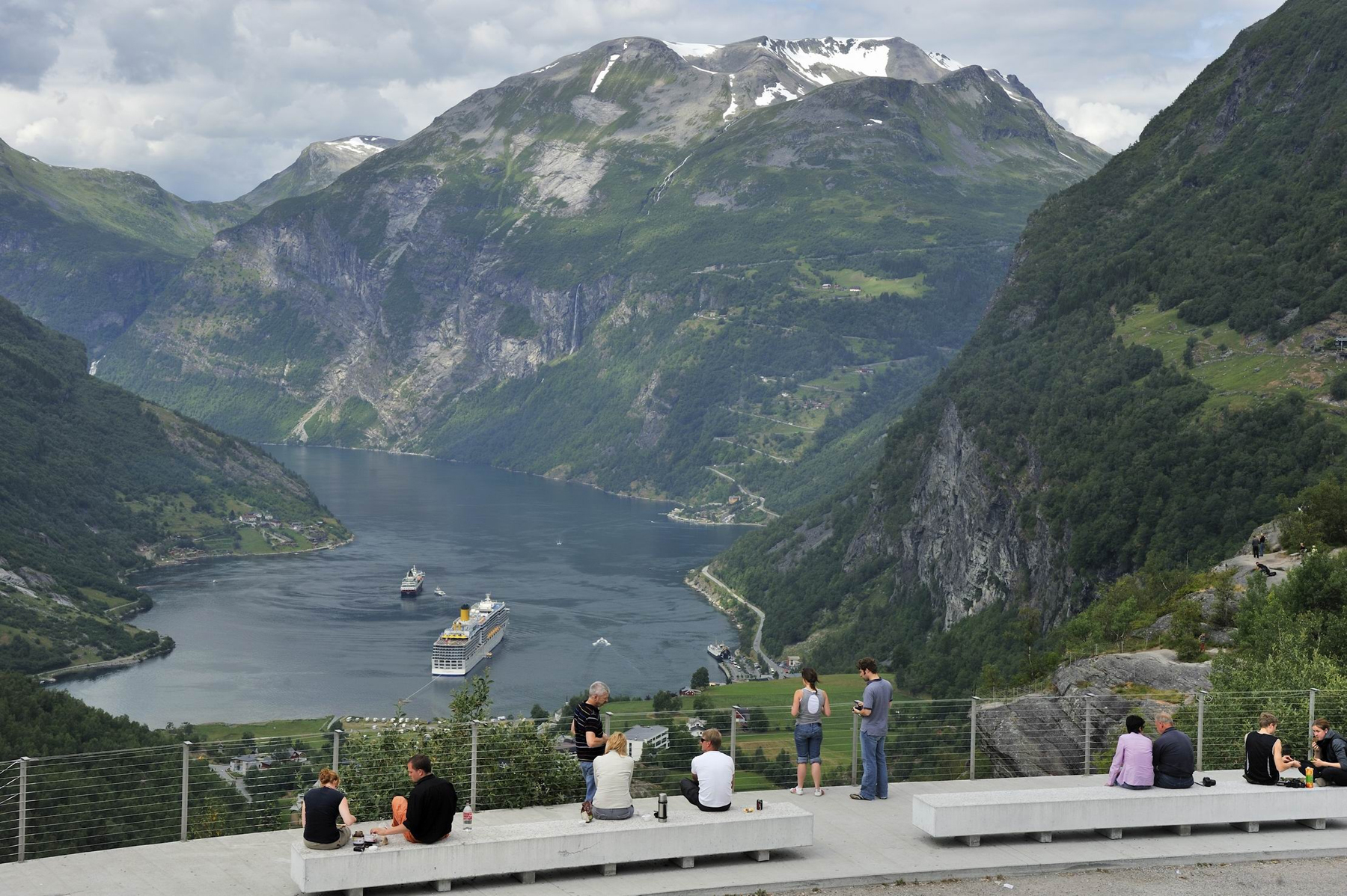 Photos of tourists at the Fludalsjuv viewpoint Fludalsjuve Viewpoint