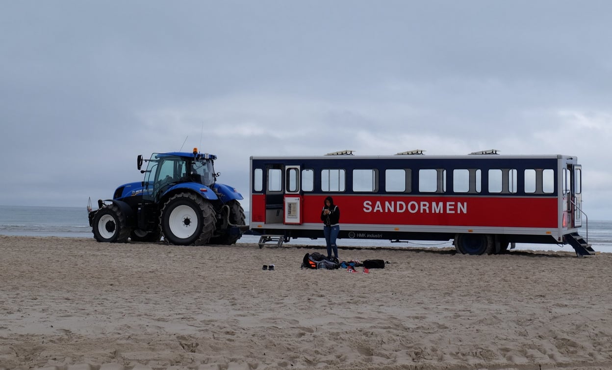 Photo of a Sandormen tractor with a red trailer Sandormen Tractor