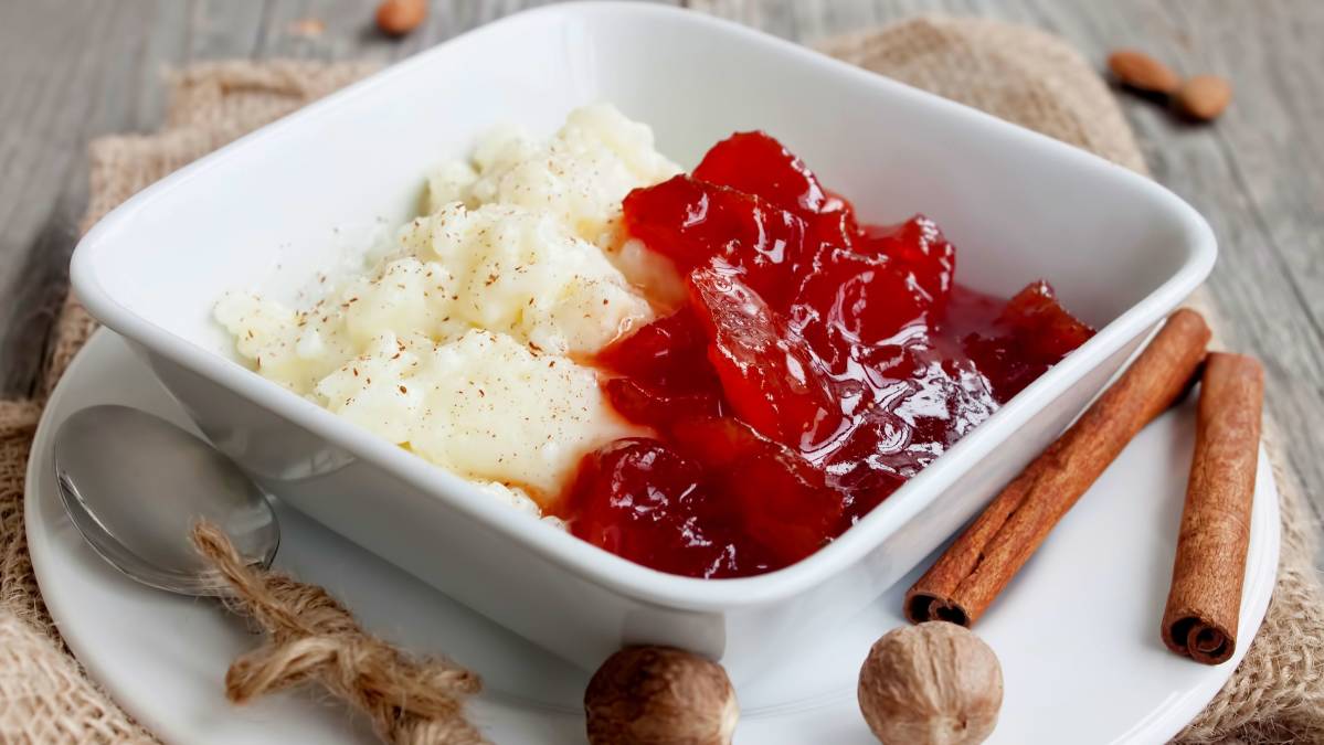 Norwegian dessert: rice cream with jam Photo: rice cream