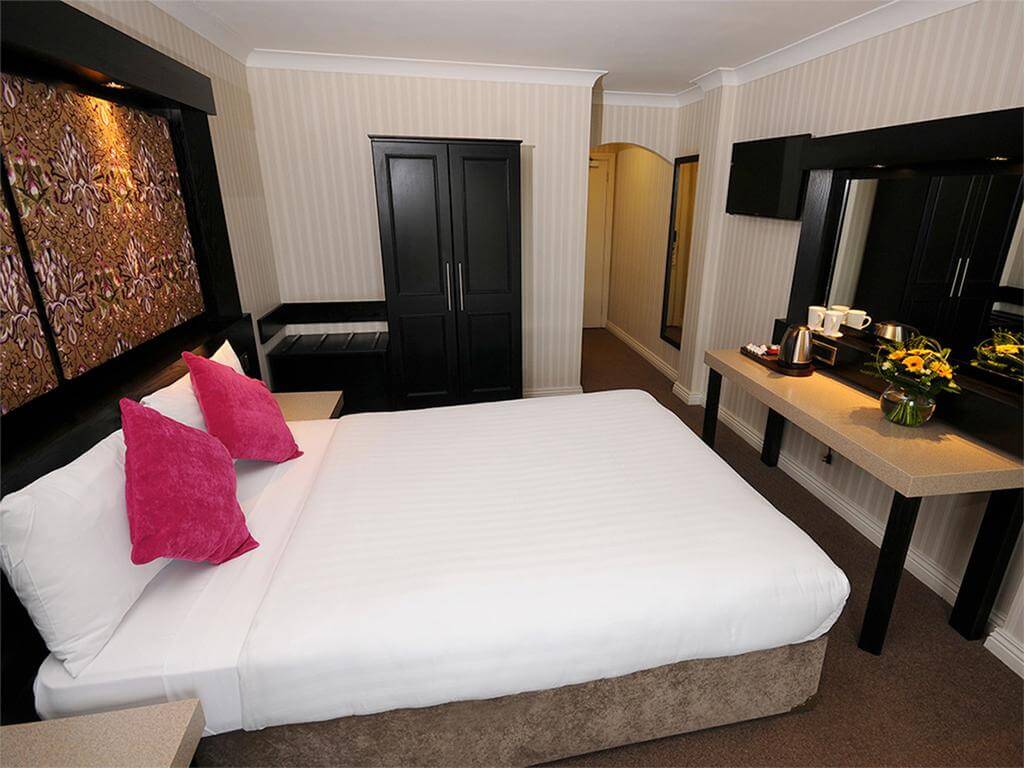 Interior photo of a room at the Flannery's Hotel Double room in the three-star Flannery's Hotel