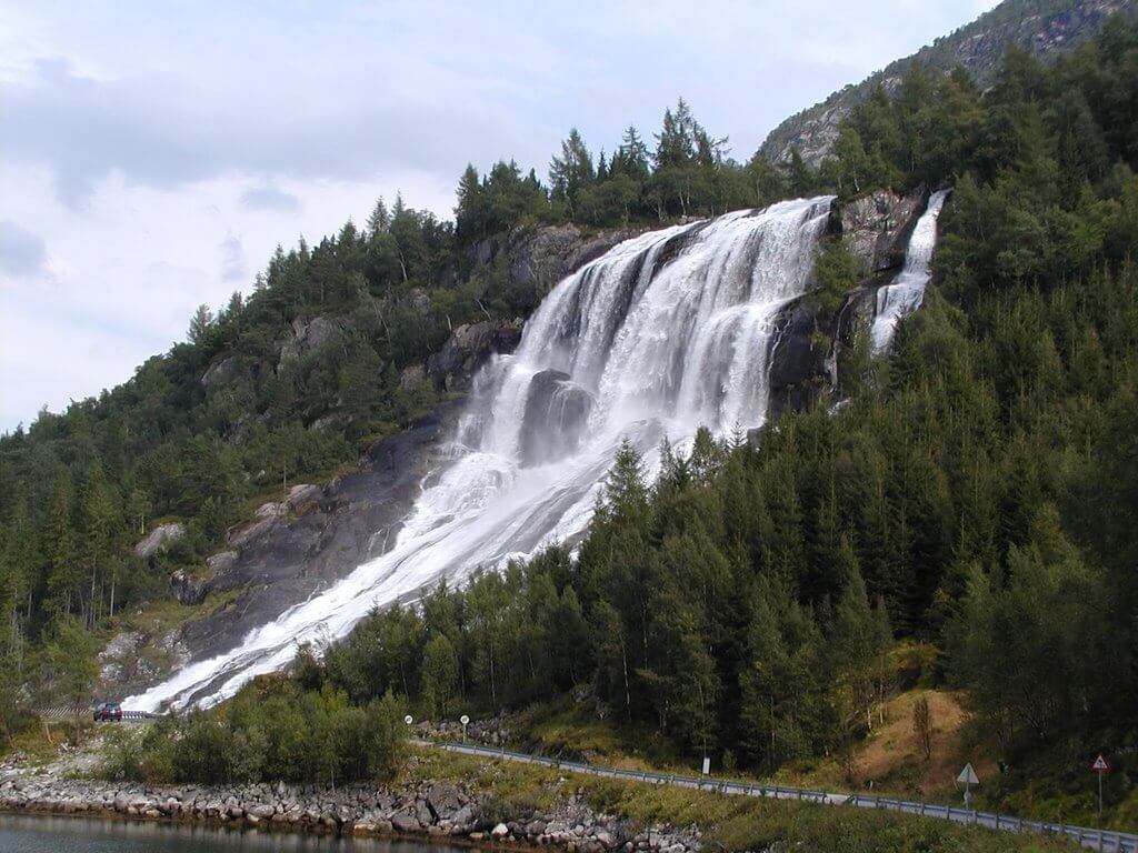 View of Furebergsfossen, Norway Photo: Furebergsfossen