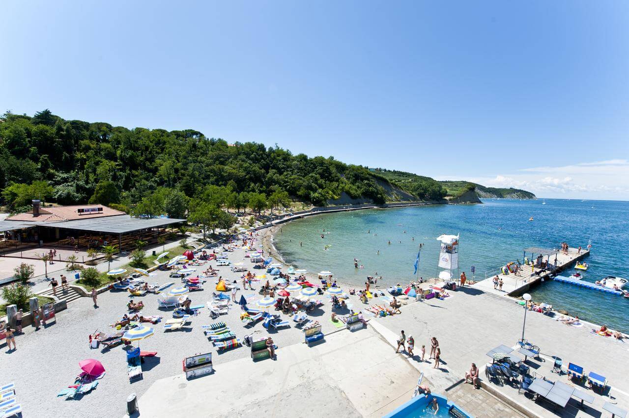 Photo of the beach on the San Simon Bay coast near the park Beach on the coast of San Simon Bay