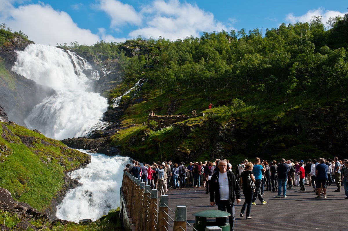 People at the Kjosfossen Lookout Photo: Kjosfossen