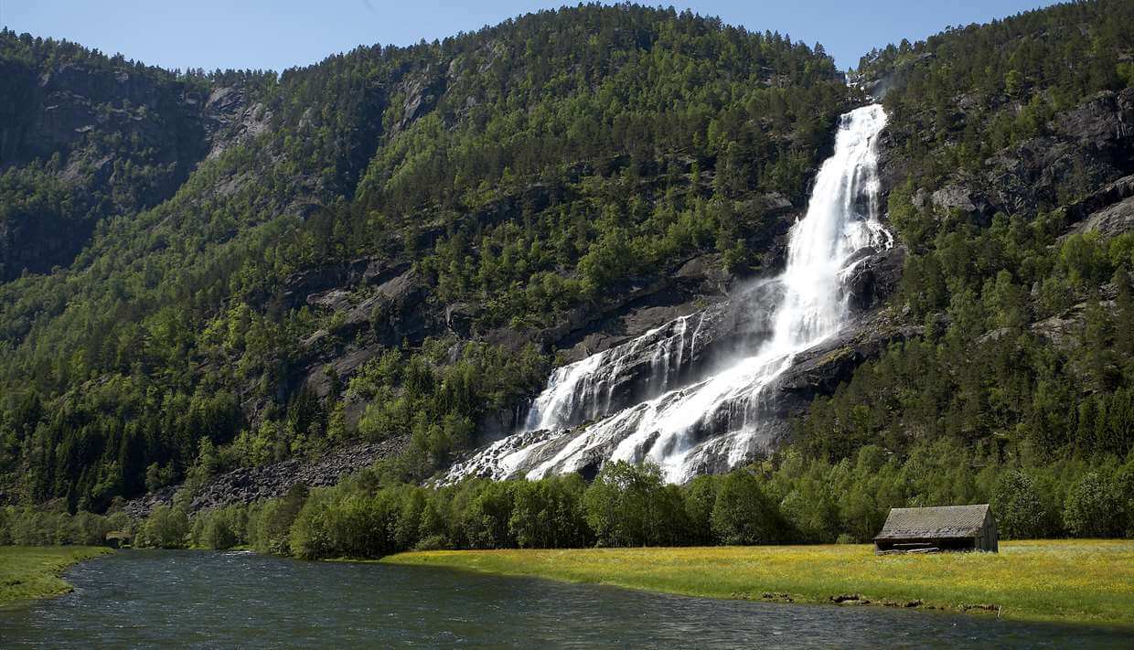 The cascading Vidfossen flows into the river Vidfossen Water Cascade