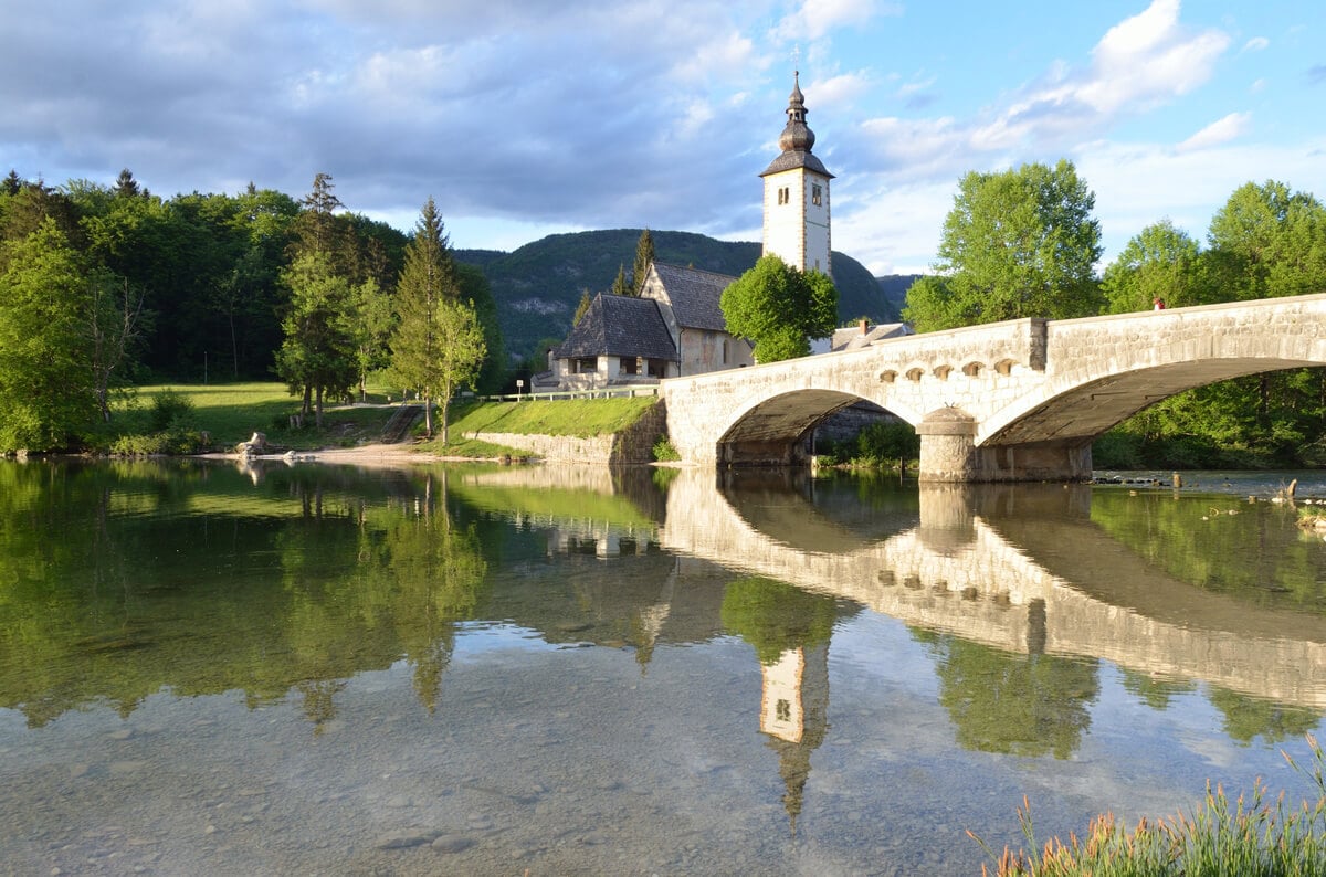 Photo of the Church of St. John the Baptist and the bridge over the Ozernitsa River in Rybchev Laz In the village of Rybchev Laz