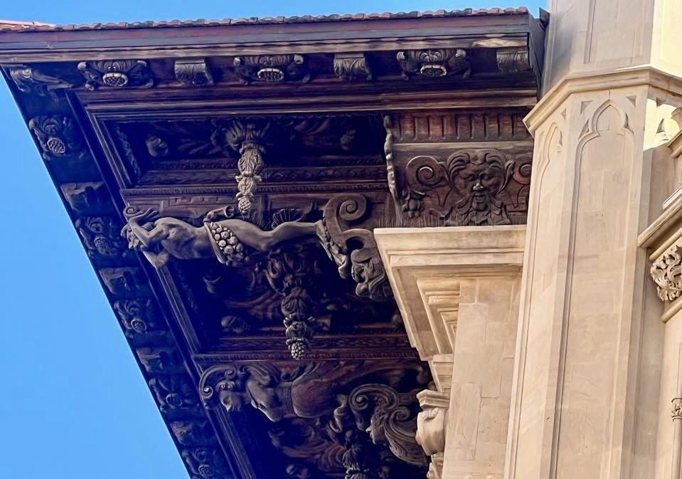 Wooden decor above the Palma City Hall / photo by Natalia Petervari
