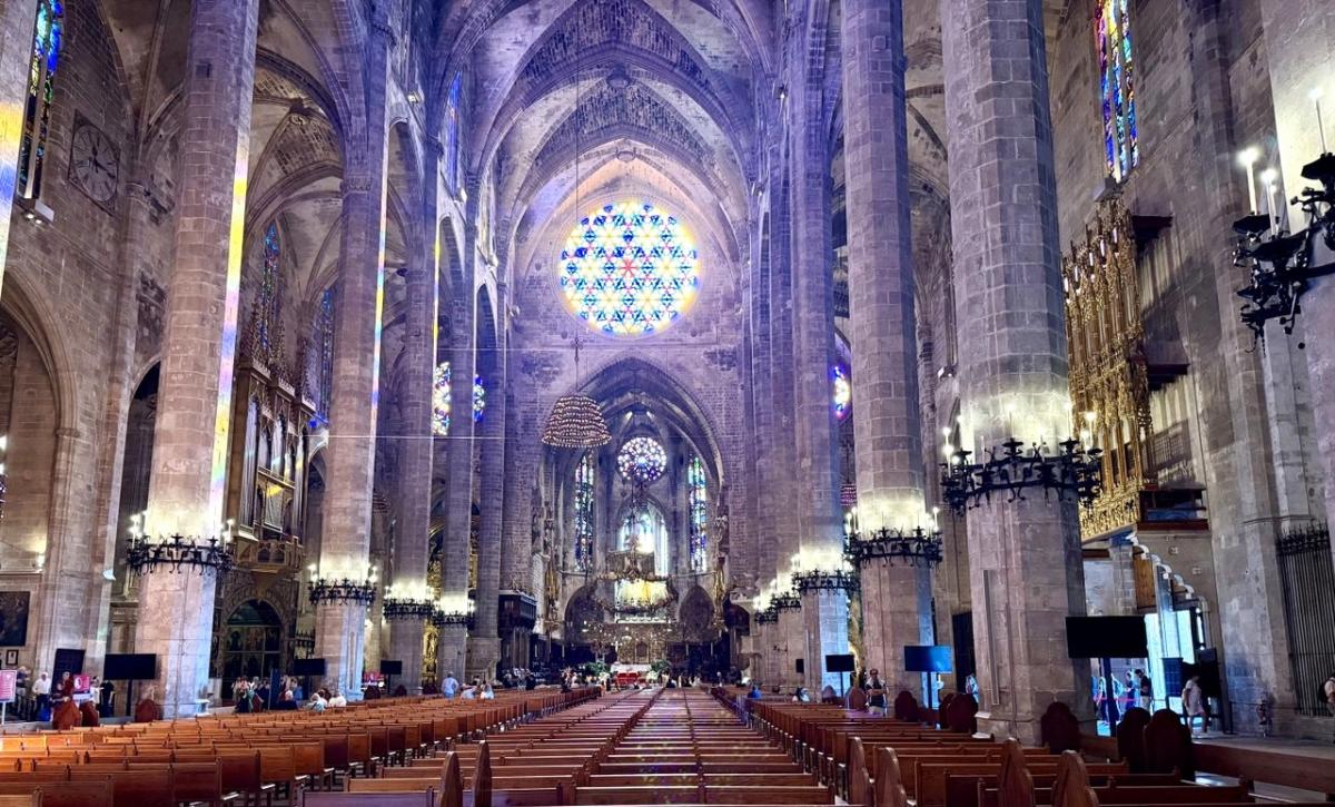 The famous "Sun of Gothic" stained glass window in Palma Cathedral / photo by Natalia Petervari